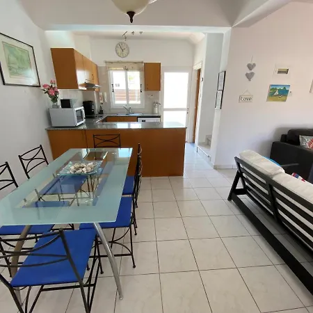 Emiliana פאראלימני